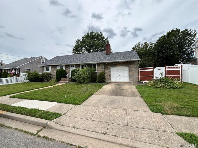 235 10th Street, Bethpage, NY 11714
