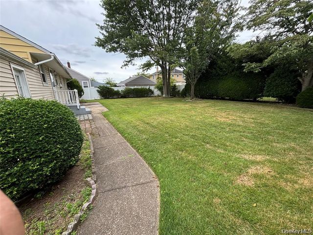 235 10th Street, Bethpage, NY 11714