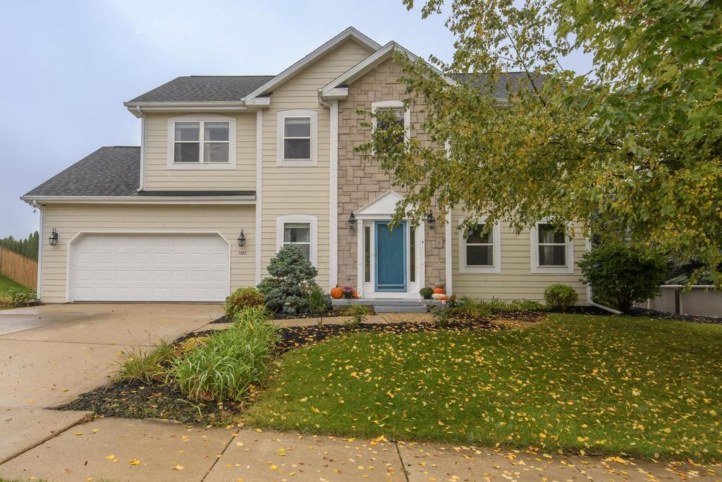 1887 Wayside DRIVE, Hartford, WI 53027