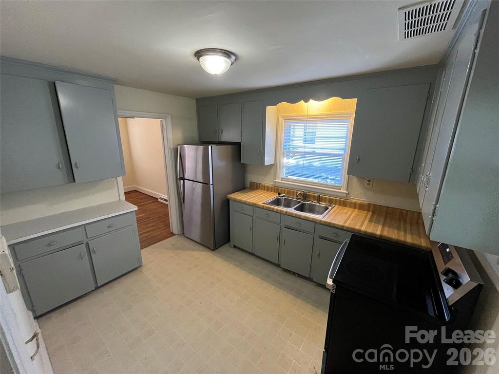 1932 Sandhurst Drive, Charlotte, NC 28205