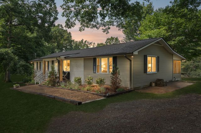 9062 E 40 Rd, Bon Aqua, TN 37025