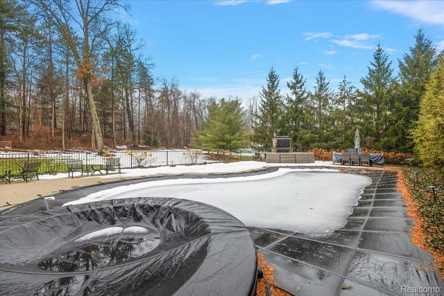 3303 Timberlake Drive, Commerce Charter Township, MI 48390