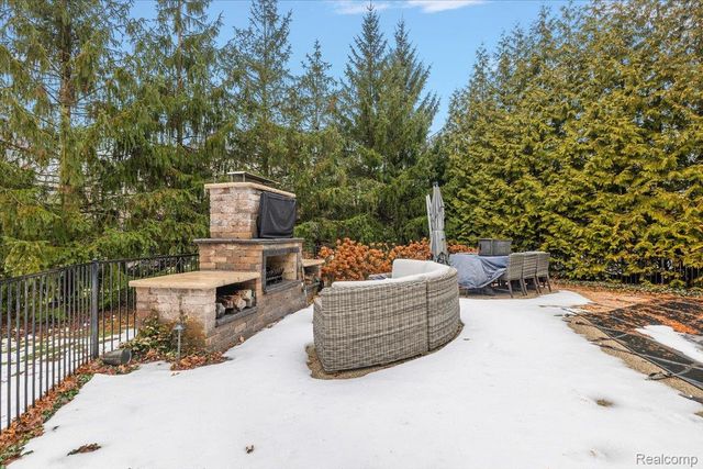 3303 Timberlake Drive, Commerce Charter Township, MI 48390