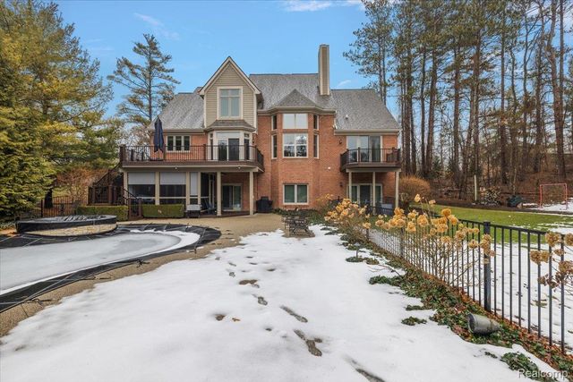 3303 Timberlake Drive, Commerce Charter Township, MI 48390