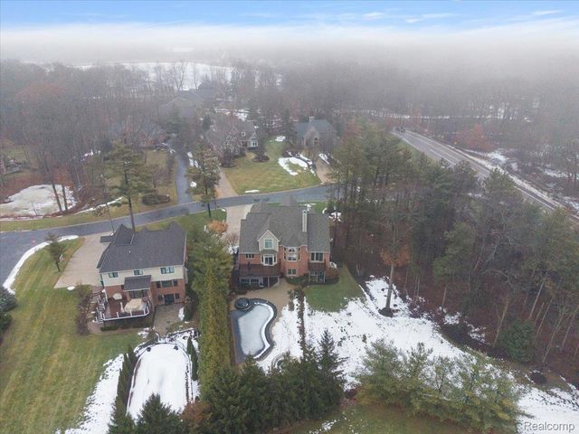 3303 Timberlake Drive, Commerce Charter Township, MI 48390