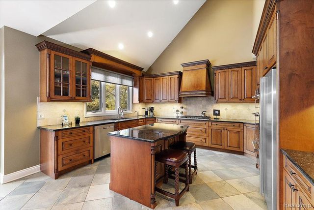 3303 Timberlake Drive, Commerce Charter Township, MI 48390