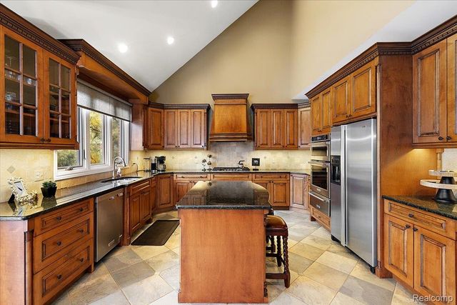 3303 Timberlake Drive, Commerce Charter Township, MI 48390