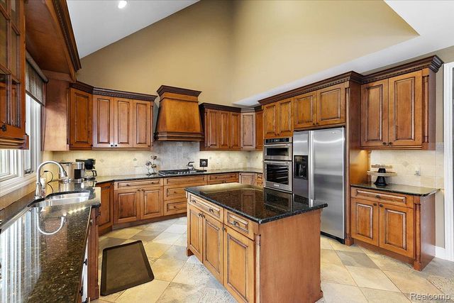 3303 Timberlake Drive, Commerce Charter Township, MI 48390