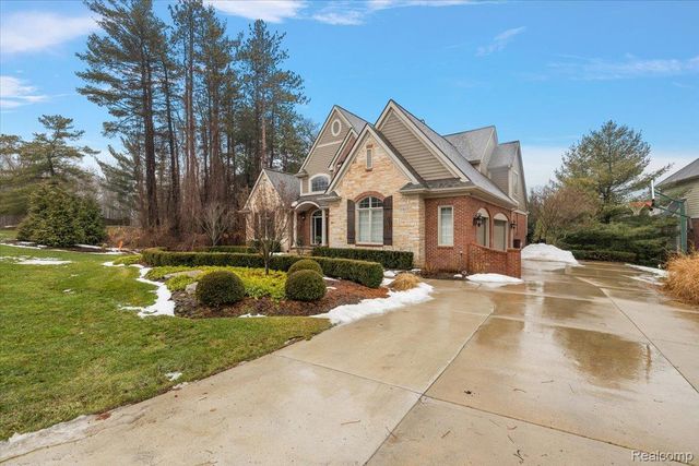 3303 Timberlake Drive, Commerce Charter Township, MI 48390