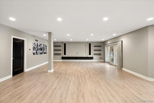 3303 Timberlake Drive, Commerce Charter Township, MI 48390