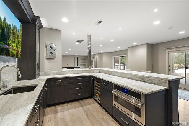 3303 Timberlake Drive, Commerce Charter Township, MI 48390