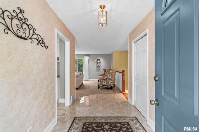 890 ROANOKE Drive, Springfield, IL 62702