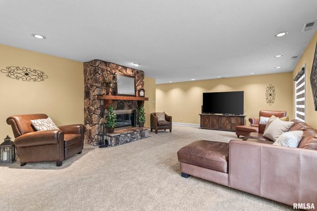 890 ROANOKE Drive, Springfield, IL 62702