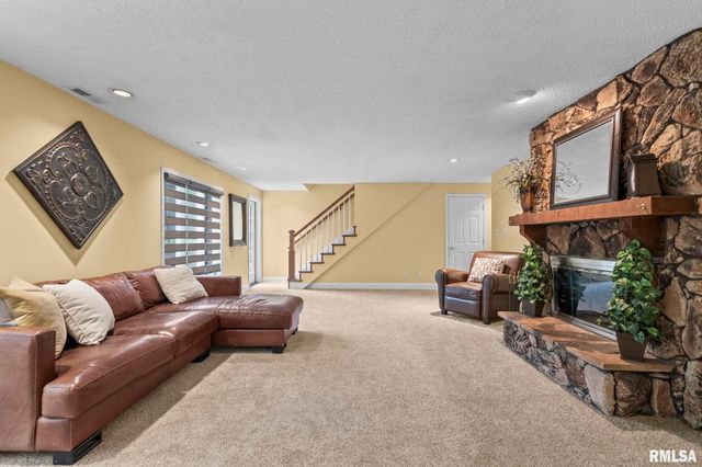 890 ROANOKE Drive, Springfield, IL 62702