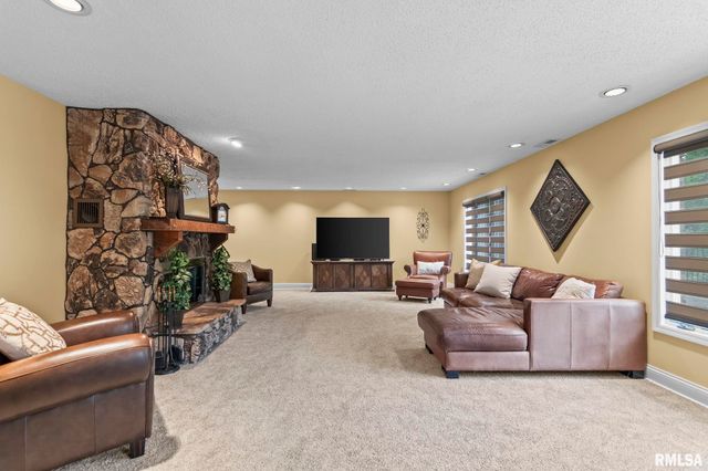 890 ROANOKE Drive, Springfield, IL 62702