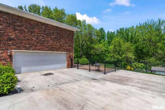 890 ROANOKE Drive, Springfield, IL 62702