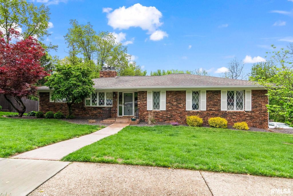 890 ROANOKE Drive, Springfield, IL 62702