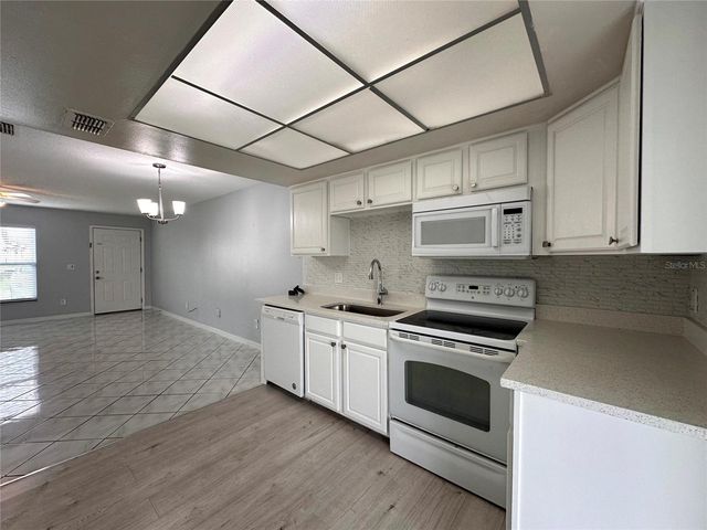 22 W COUNTRY COVE WAY, Kissimmee, FL 34743