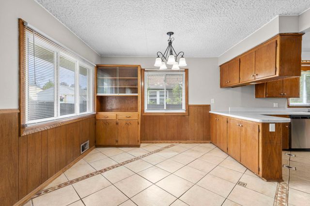 1633 Sherwood Avenue, Saint Paul, MN 55106