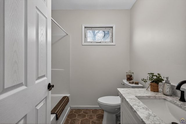 16325 R RD, Mayetta, KS 66509