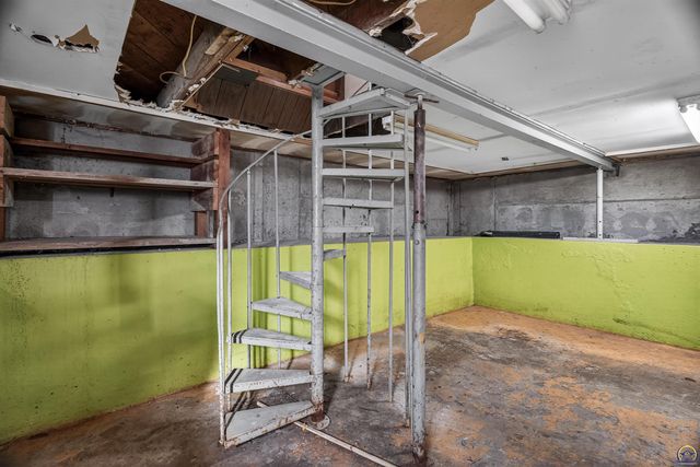 16325 R RD, Mayetta, KS 66509