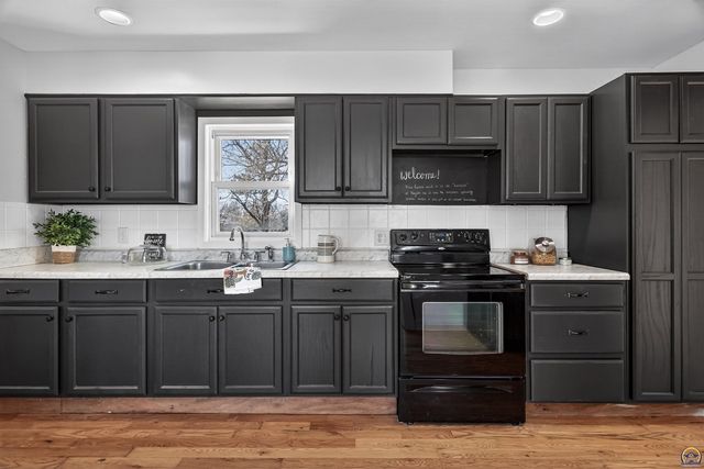 16325 R RD, Mayetta, KS 66509