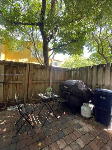 9353 SW 227th St 6-21, Cutler Bay, FL 33190