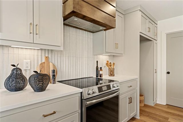 2002 SE Oak Ridge Drive, Oak Grove, MO 64075