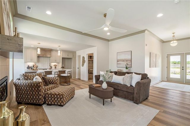 2002 SE Oak Ridge Drive, Oak Grove, MO 64075