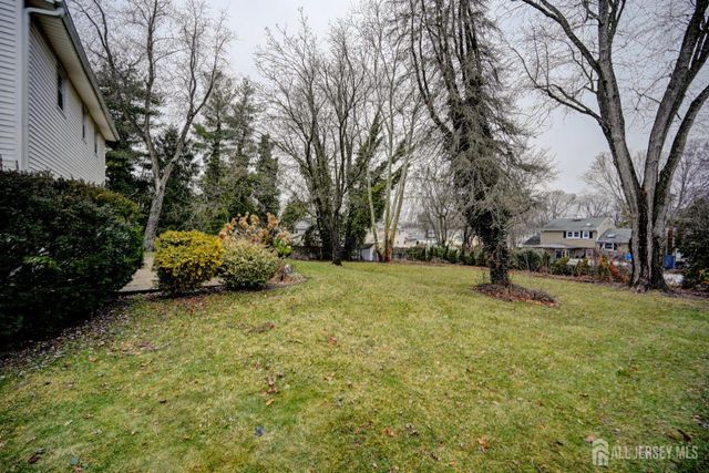 21 Warren Drive, Old Bridge, NJ 08857