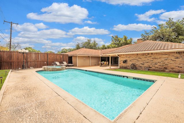5801 Cedarcrest Drive, Haltom City, TX 76117
