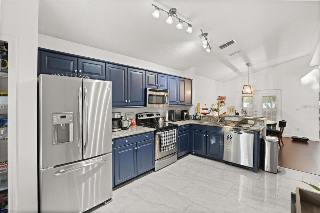 Image 9 of property listing at 248 LONGHIRST LOOP, Ocoee, FL 34761