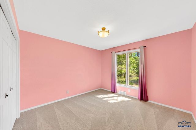 125 S BERRY PINE RD, Rapid City, SD 57702