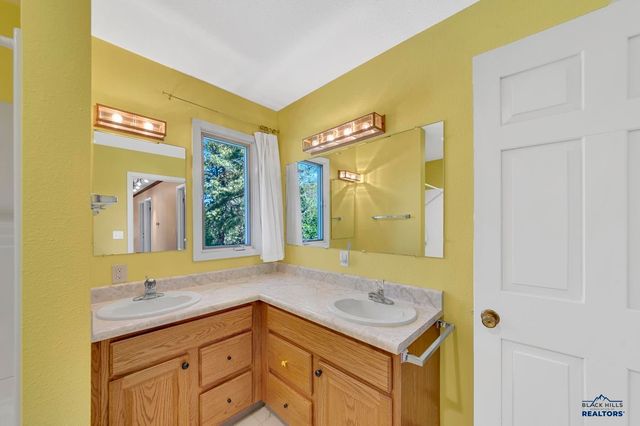 125 S BERRY PINE RD, Rapid City, SD 57702