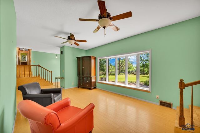 125 S BERRY PINE RD, Rapid City, SD 57702