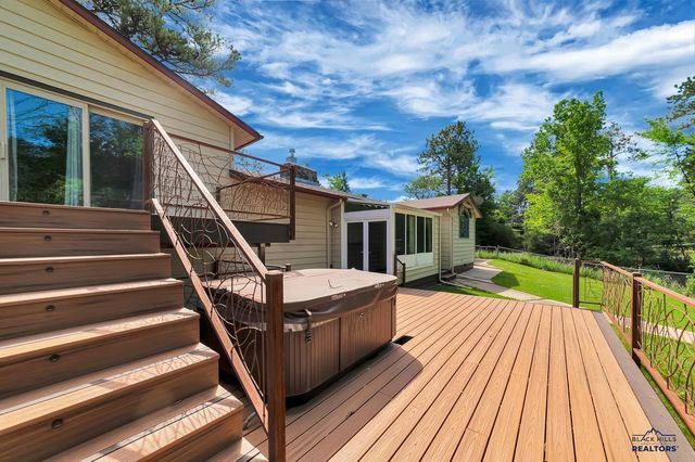 125 S BERRY PINE RD, Rapid City, SD 57702