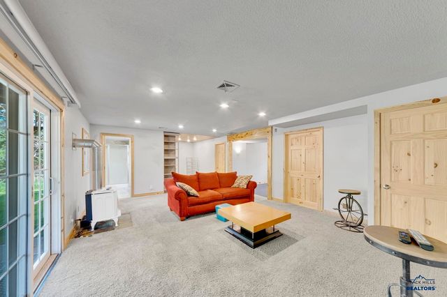 125 S BERRY PINE RD, Rapid City, SD 57702
