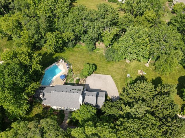 8 Stone Ridge Drive, South Barrington, IL 60010