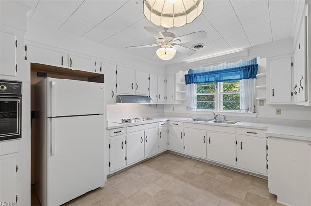 14 Charlton DR, Hampton, VA 23666