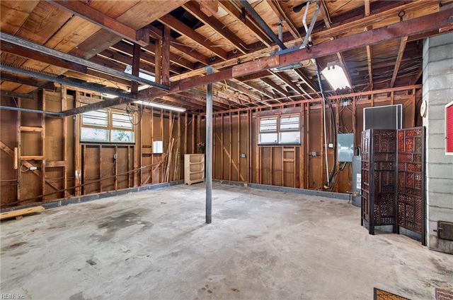 14 Charlton DR, Hampton, VA 23666