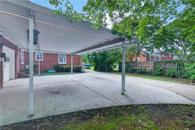 14 Charlton DR, Hampton, VA 23666