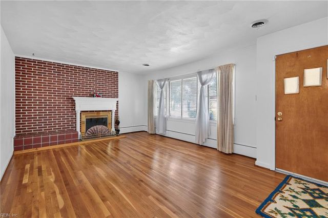 14 Charlton DR, Hampton, VA 23666