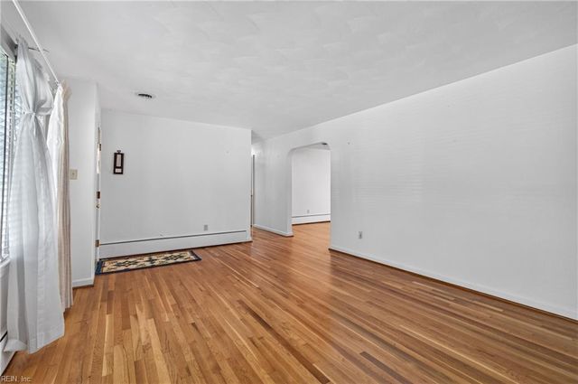 14 Charlton DR, Hampton, VA 23666