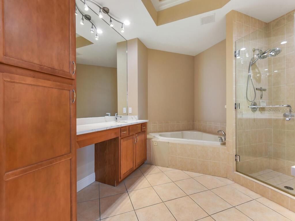 Image 20 of property listing at 2104 W 1ST STREET 2304, Fort Myers, FL 33901