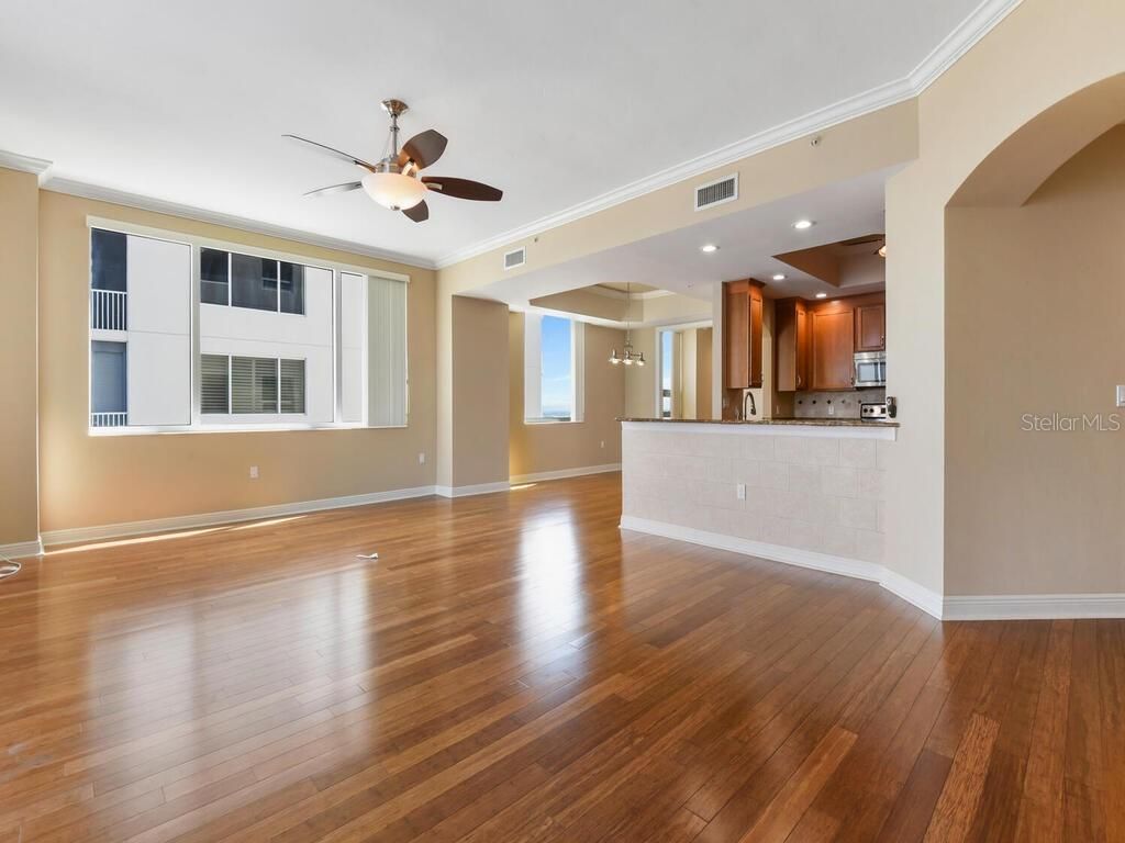 Image 7 of property listing at 2104 W 1ST STREET 2304, Fort Myers, FL 33901