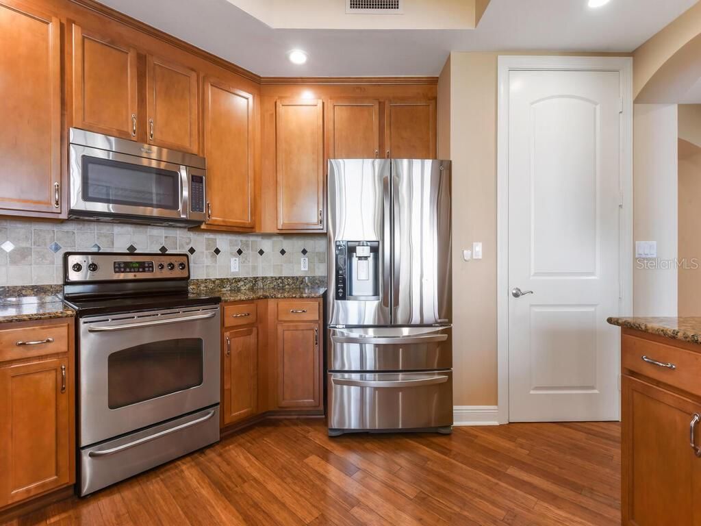 Image 10 of property listing at 2104 W 1ST STREET 2304, Fort Myers, FL 33901