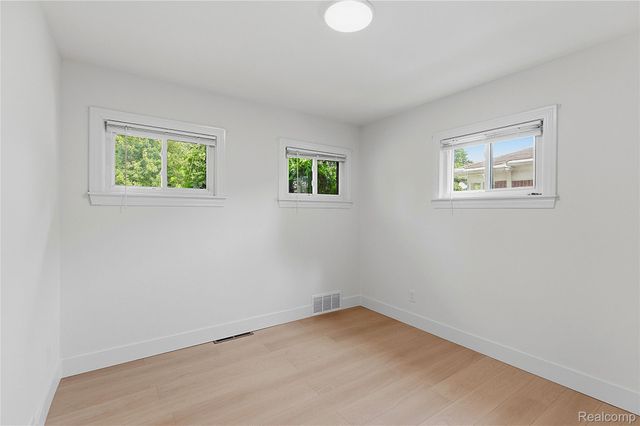21661 Whitmore Street, Oak Park, MI 48237