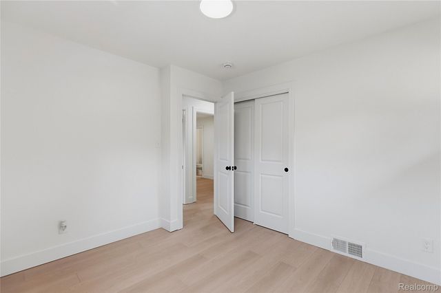 21661 Whitmore Street, Oak Park, MI 48237