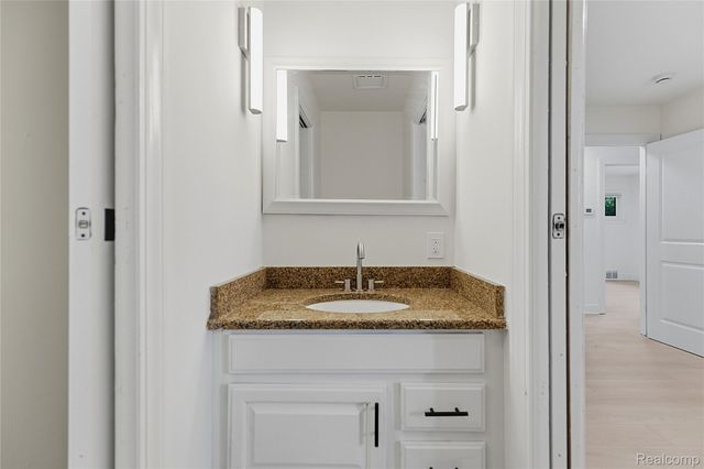 21661 Whitmore Street, Oak Park, MI 48237