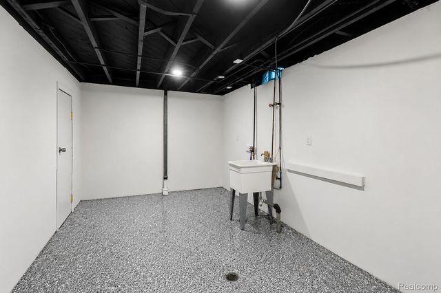 21661 Whitmore Street, Oak Park, MI 48237